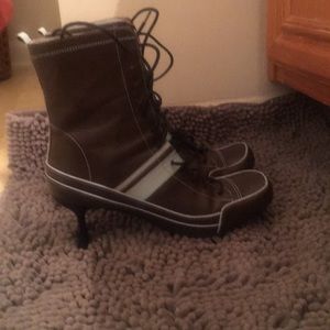 Size 6 chocolate light blue trIm boot